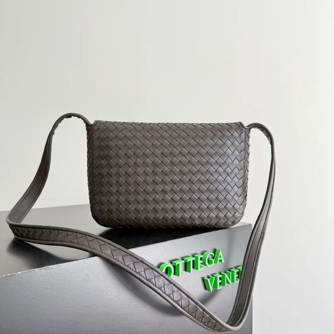 Batch 2020 BOTTEGA VENETA2025 new Veneto flip back bag has been changed from the previous zipper style to a flip design, which is safe, convenient and fashionable. The suction buckle style is also more popular among boys and girls❤️but the zipper compartment is still retained inside. It is not only comfortable, but also elegant and calm, and looks more casual. It is suitable for matching with all kinds of business and casual clothes 😊 to add casual sexiness and make the outfit more complete. The weaving process looks more old-money and retro, and it also has piping processing. Suitable for daily scenes such as shopping and commuting, comfortable and stylish! 💼 Style number: 843836 Color: black brown Size: 26*18.5*5cm